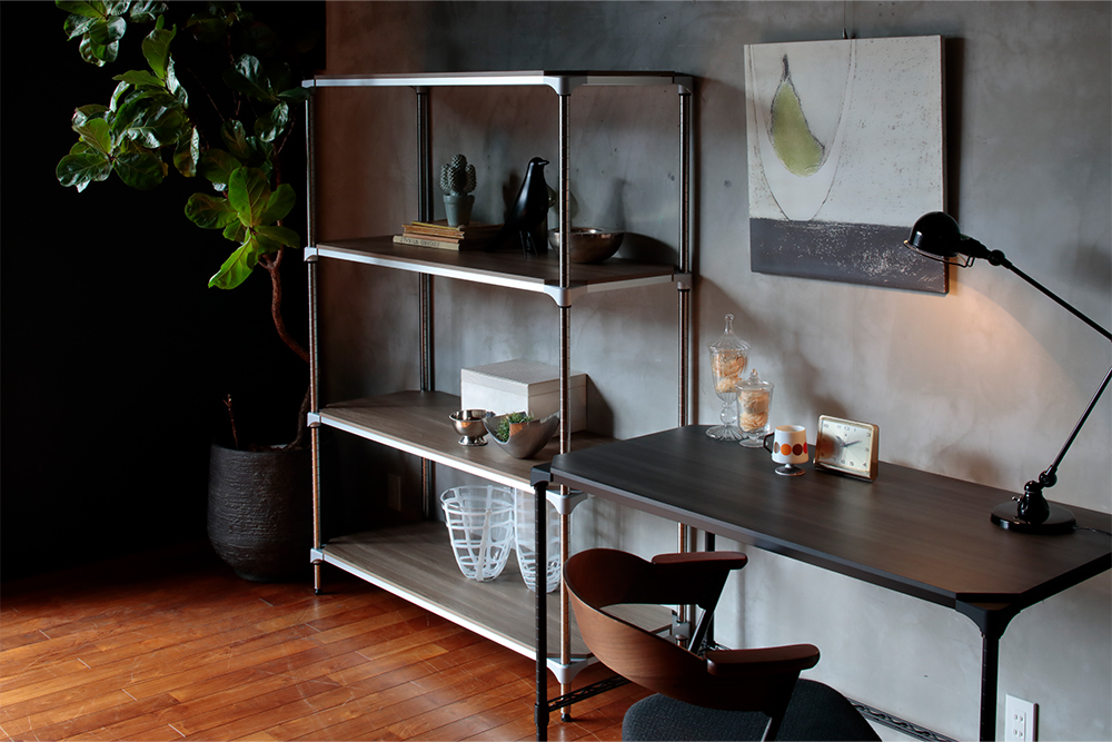 デザインと機能を両立させたウッドシェルフ