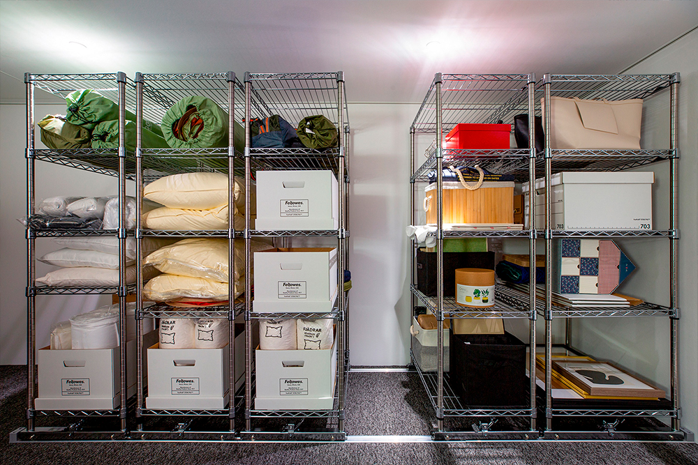 備品の管理に移動ストレージユニットを活用した事例