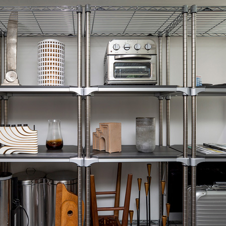 ウッドシェルフにディスプレイ小物を収納