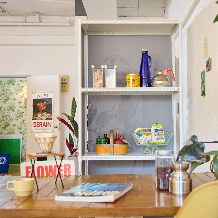 ベーシックシリーズ フラットシェルフ用パーティションスクリーン 奥行・全面用 奥行350mm／ポール1,900mmサイズ ライトグレー