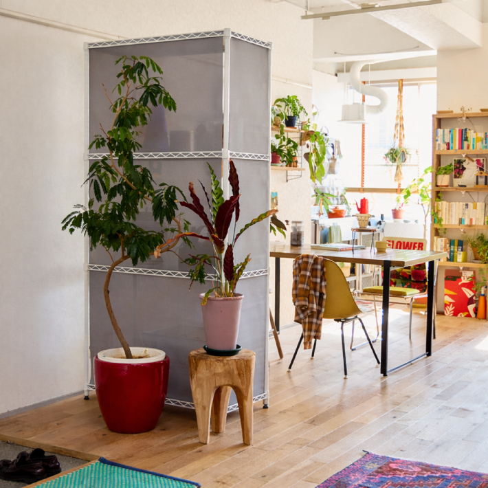 ベーシックシリーズ フラットシェルフ用パーティションスクリーン 奥行・全面用 奥行350mm／ポール1,900mmサイズ ライトグレー