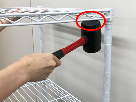 棚板を裏から叩く