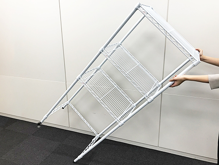 棚を横倒しにして作業